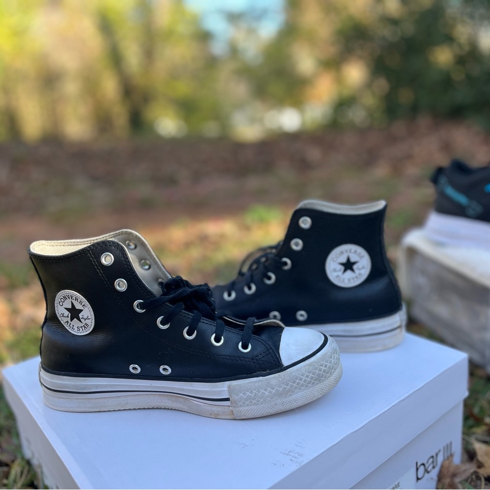 Converse LEATHER high tops size 5.5 adult or 4 Youth